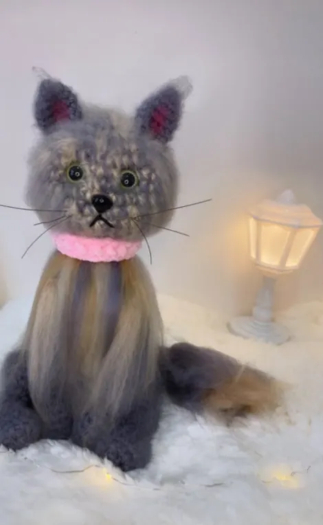 Antes do curso: gato cinza de amigurumi com pelo aplicado e coleira rosa