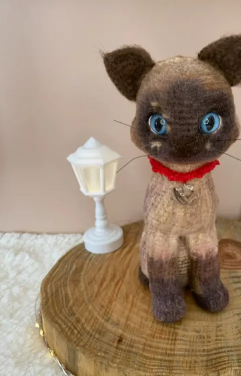 Antes do curso: gato siamês de crochê com coleira vermelha